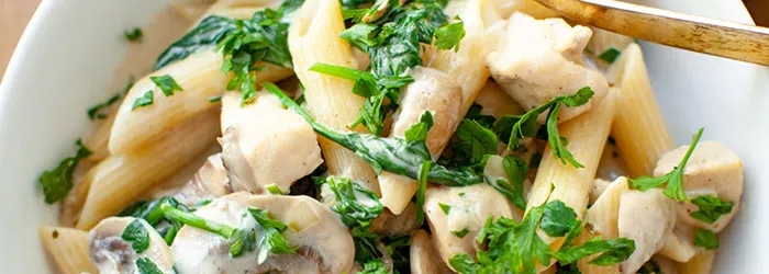 Makaron penne z kurczakiem i pieczarkami w sosie śmietanowym - prosty przepis na pyszny obiad