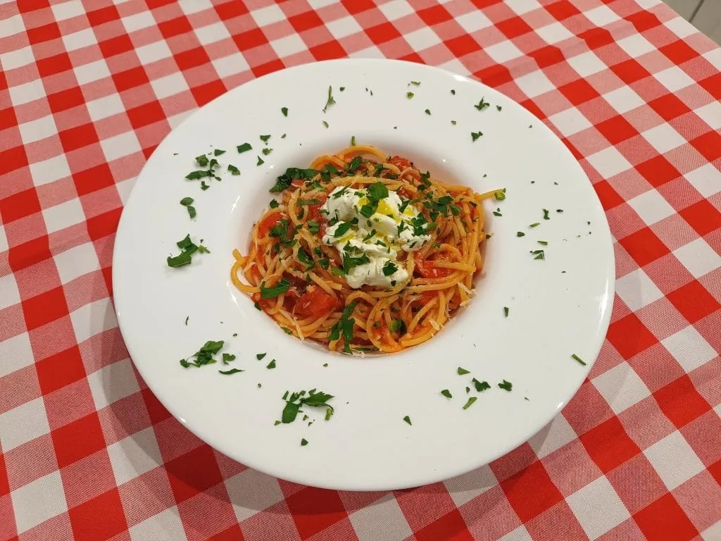 Prosty przepis na spaghetti arrabiata, które zaskoczy Twoje kubki smakowe