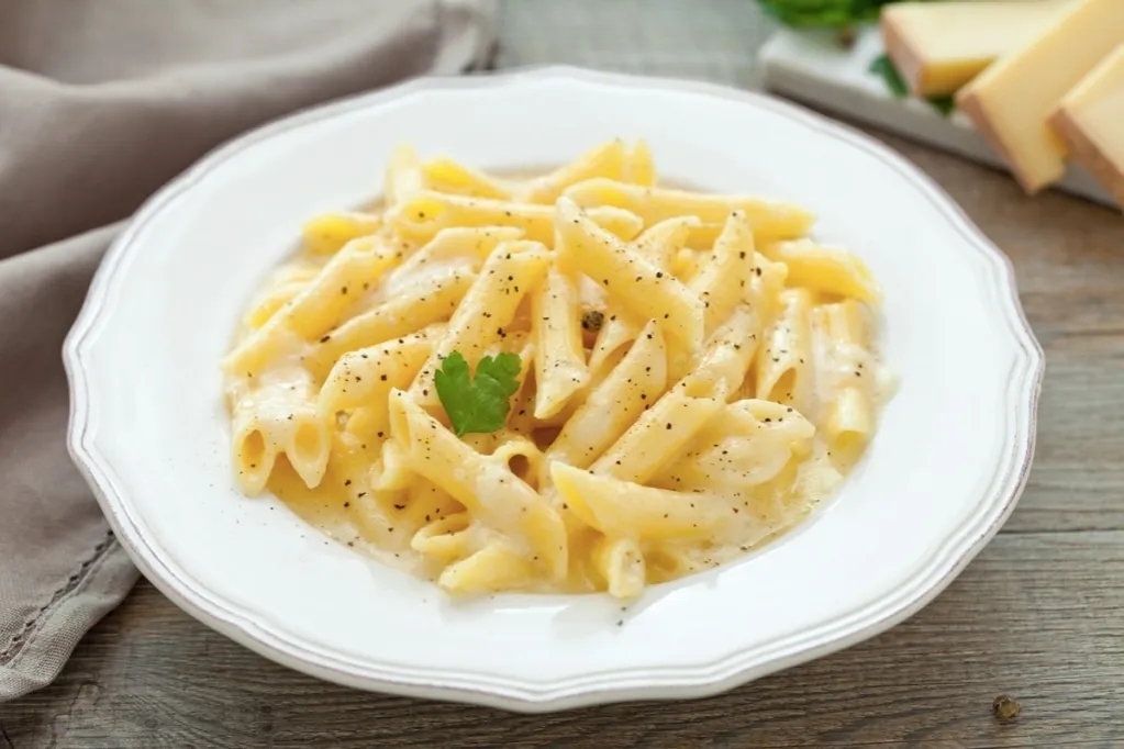 Penne quattro formaggi – idealny przepis na kremowy makaron serowy