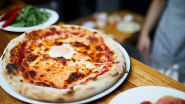 Ile waży pizza? Zaskakujące różnice w wadze i kaloriach