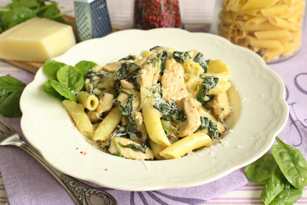 Pyszny makaron penne z kurczakiem i szpinakiem w sosie śmietanowym