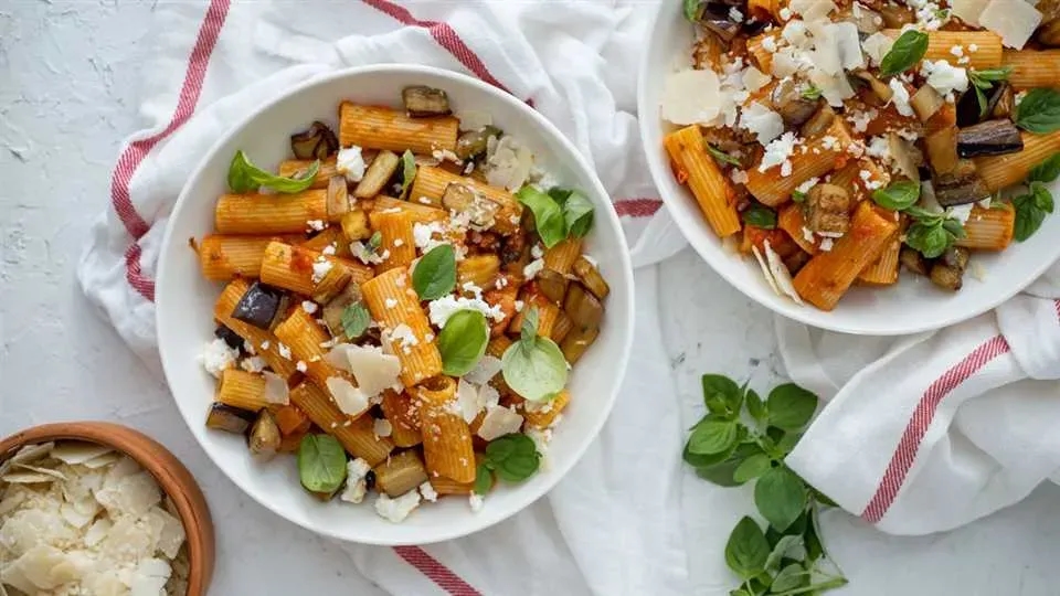 Penne alla Norma – idealny przepis na włoskie danie z bakłażanem